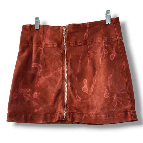 Free People Virgo Tie Dye Stretchy Denim Mini Skirt Size 32 Rust Brown Boho Y2K - Picture 1 of 9